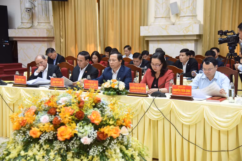 Các đồng chí lãnh đạo tỉnh Hòa Bình tham dự buổi làm việc. Ảnh: TRẦN HẢI Các đồng chí lãnh đạo tỉnh Hòa Bình tham dự buổi làm việc. Ảnh: TRẦN HẢI