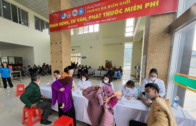 Bà con nhân dân đến khám bệnh, nhận thuốc miễn phí tại chương trình.