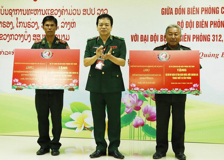 Đại diện Bộ Tư lệnh Bô đội Biên phòng tặng quà cho lực lượng vũ trang tỉnh Khăm Muộn.