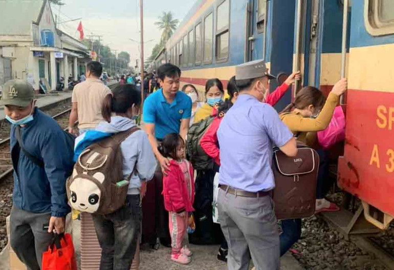 Công nhân ra ga tàu để về quê đón Tết.