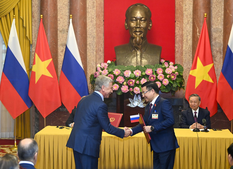 Chủ tịch nước Tô Lâm và Tổng thống Liên bang Nga Vladimir Putin chứng kiến lễ trao Bản ghi nhớ về hợp tác tại Việt Nam giữa Tập đoàn Dầu khí Việt Nam và Công ty cổ phần Novatek.