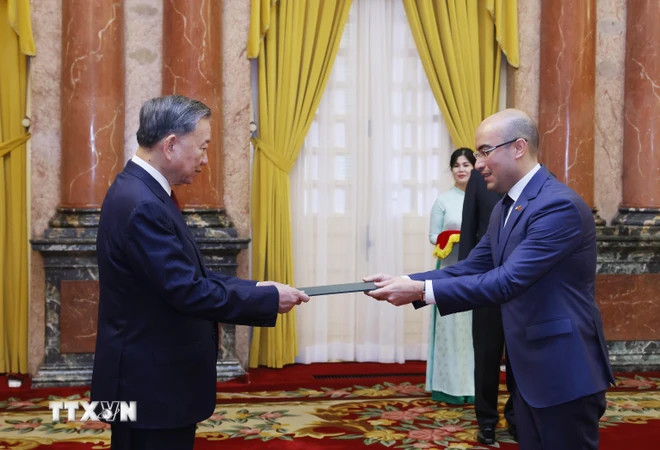 Tổng Bí thư, Chủ tịch nước Tô Lâm nhận Quốc thư từ Đại sứ Algeria tại Việt Nam Sofiane Chaib. (Ảnh: TTXVN)