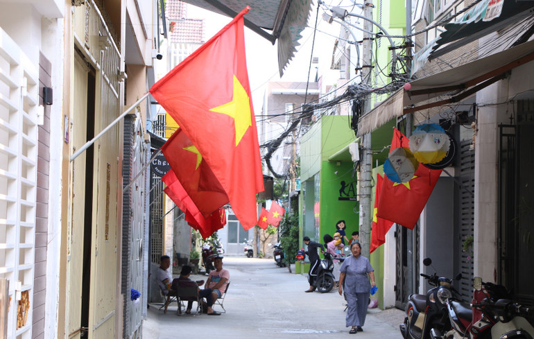Cờ Tổ quốc được các hộ dân treo trang trọng tại một ngõ nhỏ.
