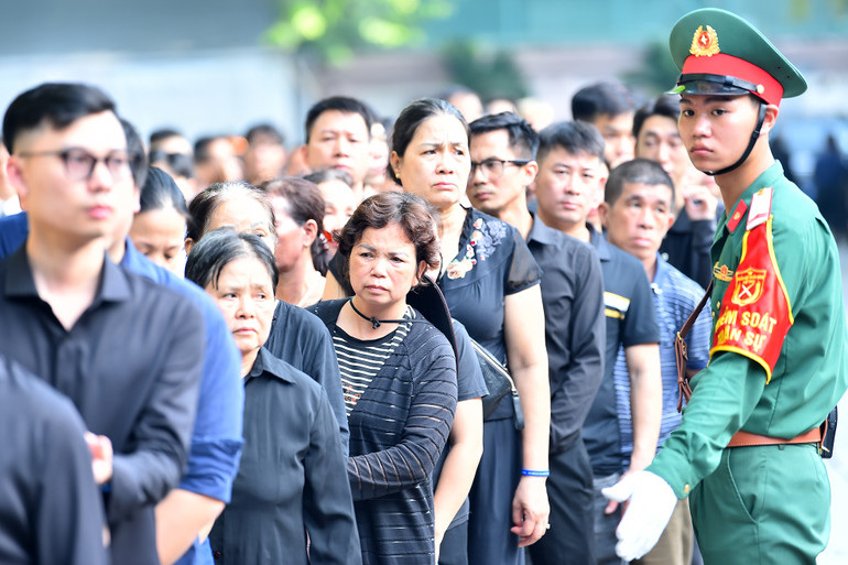 Phía trong khuôn viên nhà tang lễ, Ban Tổ chức bố trí lực lượng túc trực, hỗ trợ người dân vào viếng Tổng Bí thư Nguyễn Phú Trọng một cách trang nghiêm, thuận tiện.