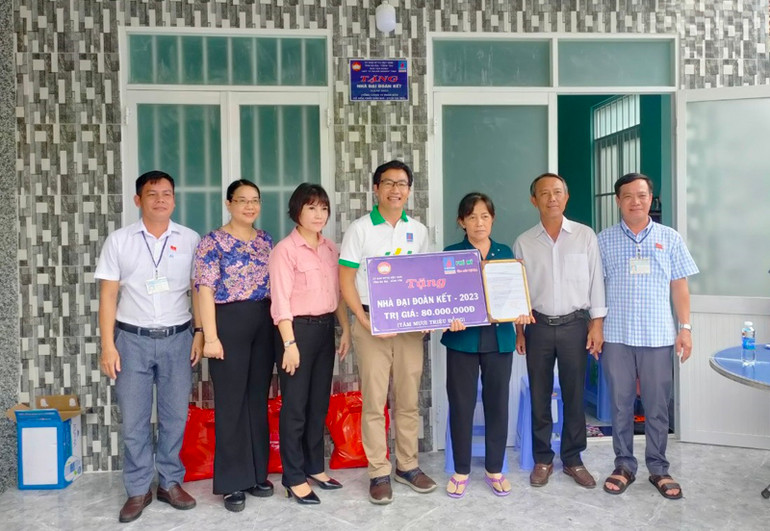 Trao tặng nhà Đại đoàn kết cho hộ gia đình có hoàn cảnh khó khăn trên địa bàn tỉnh BRVT.