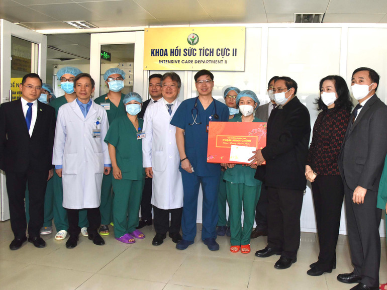 Thủ tướng Phạm Minh Chính thăm hỏi và chúc Tết y bác sĩ đang trực tại Khoa hồi sức tích cực II.