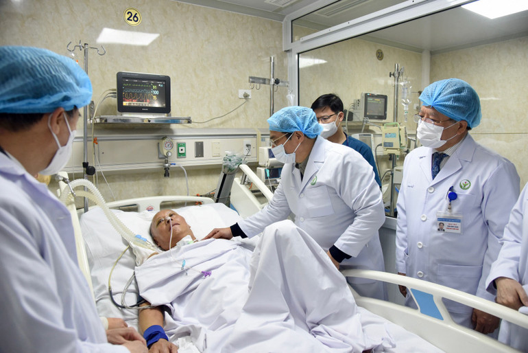 Thủ tướng Phạm Minh Chính thăm hỏi và chúc tết bệnh nhân điều trị tại Khoa hồi sức tích cực 2.