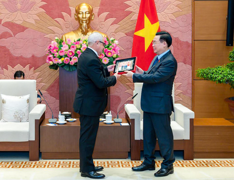 Chủ tịch Quốc hội Vương Đình Huệ tặng quà lưu niệm cho Tổng Thư ký Quốc hội và Hội đồng Nhà nước Cuba Homero Acosta Álvarez.