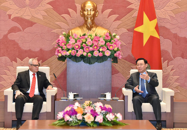 Chủ tịch Quốc hội Vương Đình Huệ tiếp Tổng Thư ký Quốc hội và Hội đồng Nhà nước Cuba Homero Acosta Álvarez.