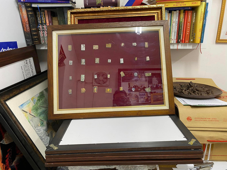 Một phần bộ sưu tập huy hiệu của Ninh Văn Tiến.
