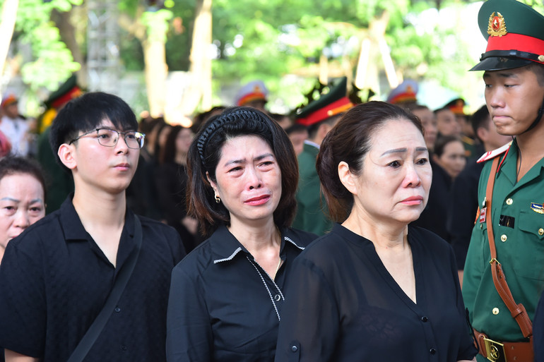 Người dân xúc động, không kìm nổi nước mắt khi vào viếng Tổng Bí thư Nguyễn Phú Trọng.