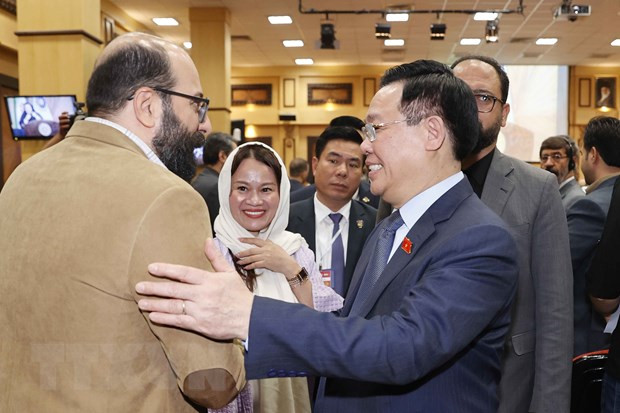 Chủ tịch Quốc hội Vương Đình Huệ với các đại biểu. (Ảnh: TTXVN)