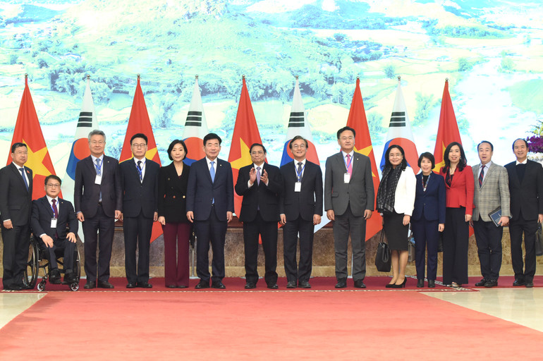Thủ tướng Phạm Minh Chính và Chủ tịch Quốc hội Hàn Quốc Kim Jin-pyo chụp ảnh chung với thành viên của hai đoàn.