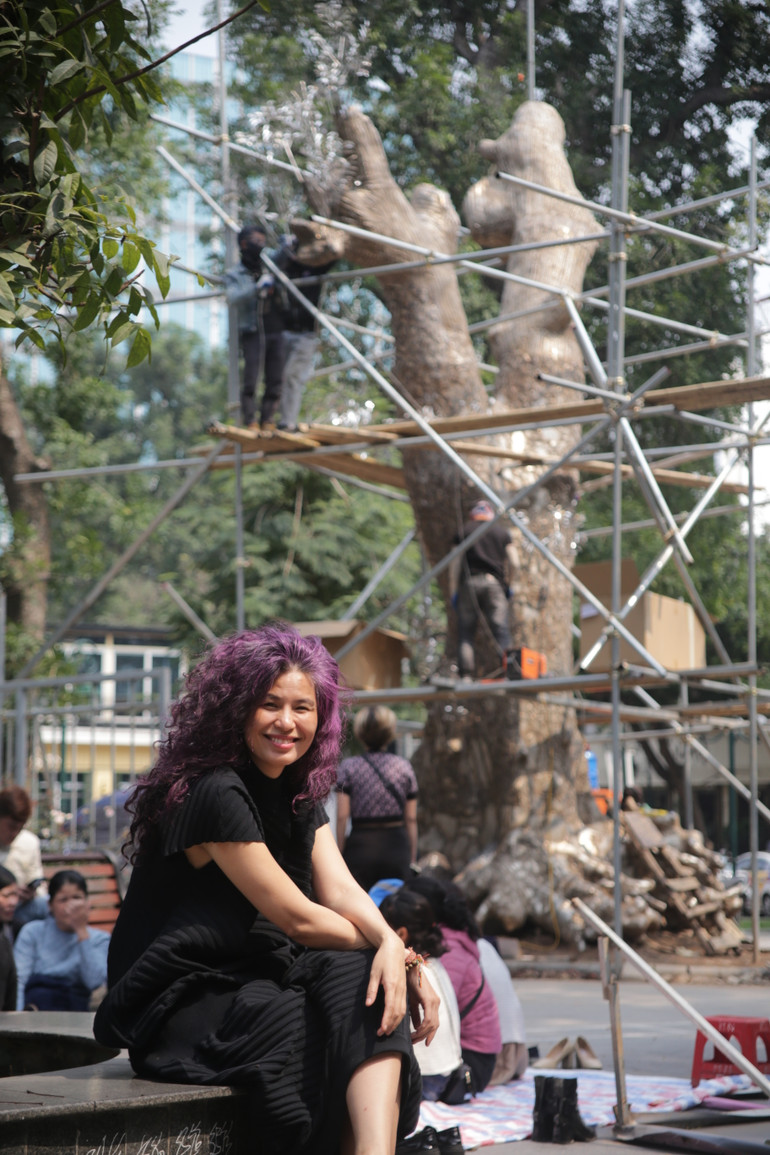 Nhà thiết kế Tia-Thủy Nguyễn bên tác phẩm đang được hoàn thiện.