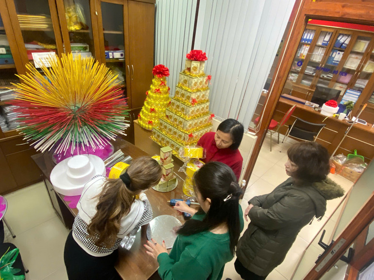 Công tác chuẩn bị cho lễ hội của cán bộ Ủy ban nhân dân phường Hàng Gai.