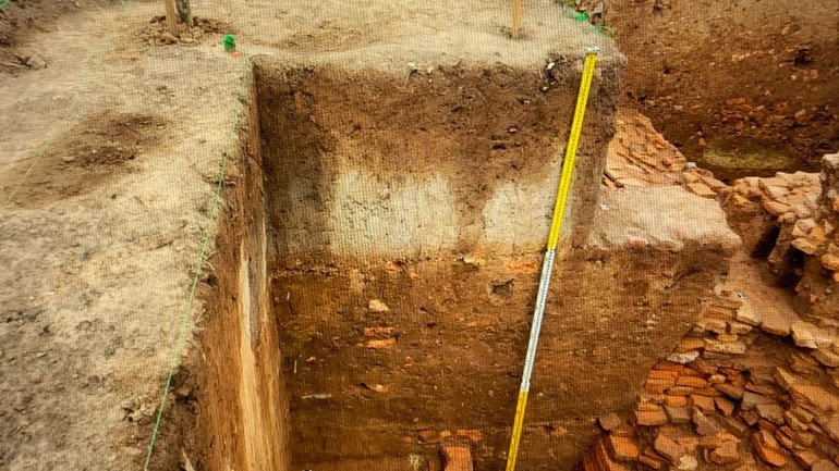 Lớp đất đắp thành thời Lục Triều (TK 5-6). Lớp đất đắp thành thời Lục Triều (TK 5-6).