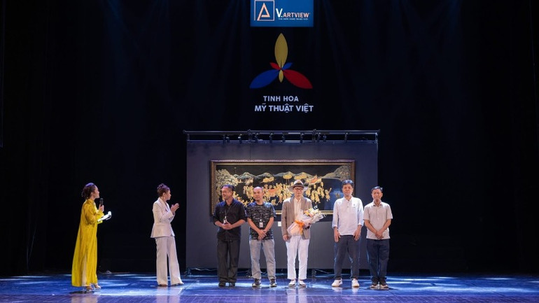 Đạo diễn, NSND Trần Lực cùng ê kip thực hiện chương trình.