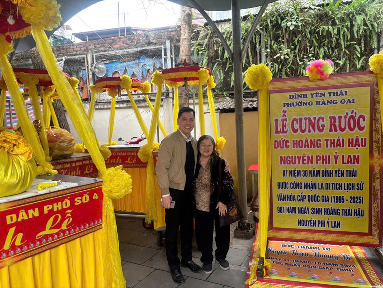 Người dân phường Hàng Gai phát tâm làm xe kiệu và trang trí xe rước kiệu.