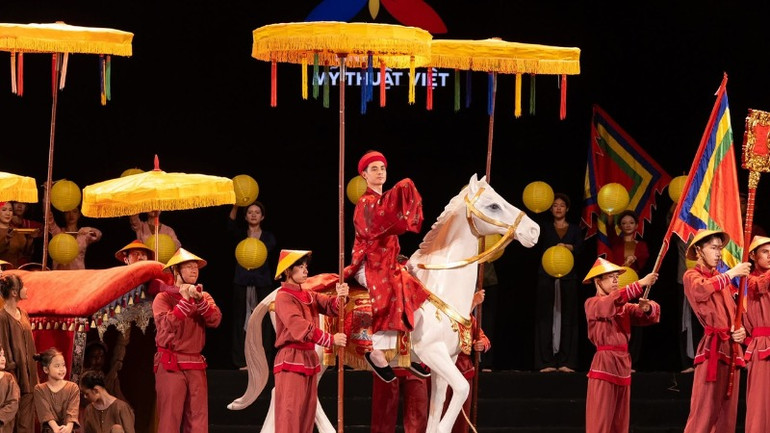 Đạo diễn, NSND Trần Lực cùng ê kip thực hiện chương trình.