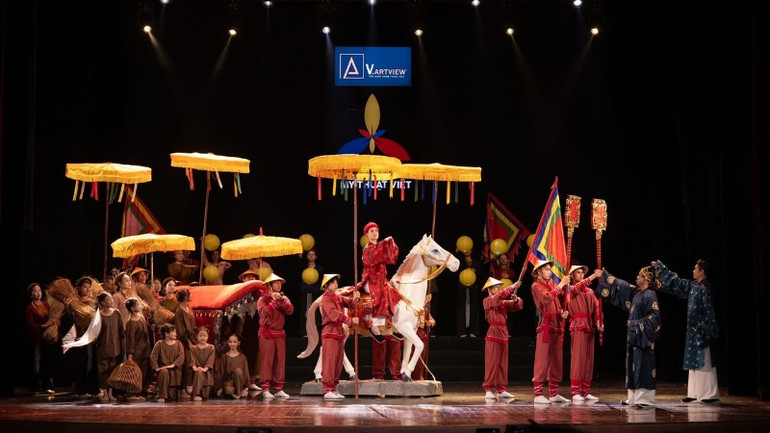 Màn trình diễn tái hiện bức tranh &quot;Vinh quy bái tổ&quot; của họa sĩ Nguyễn Khang (1911-1989).