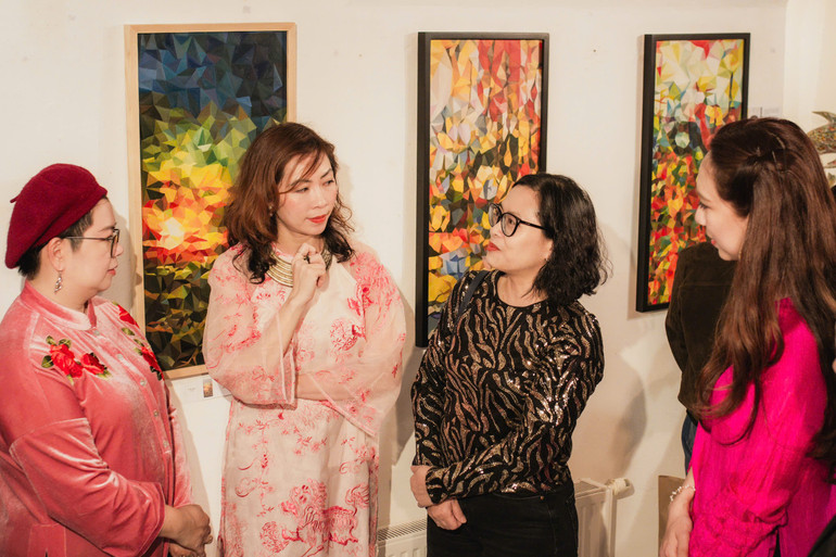 Bà Đinh Hoàng Yến (áo đen) - Đại diện Thương vụ của Việt Nam tại Áo và Slovenia. Bà Đinh Hoàng Yến (áo đen) - Đại diện Thương vụ của Việt Nam tại Áo và Slovenia.