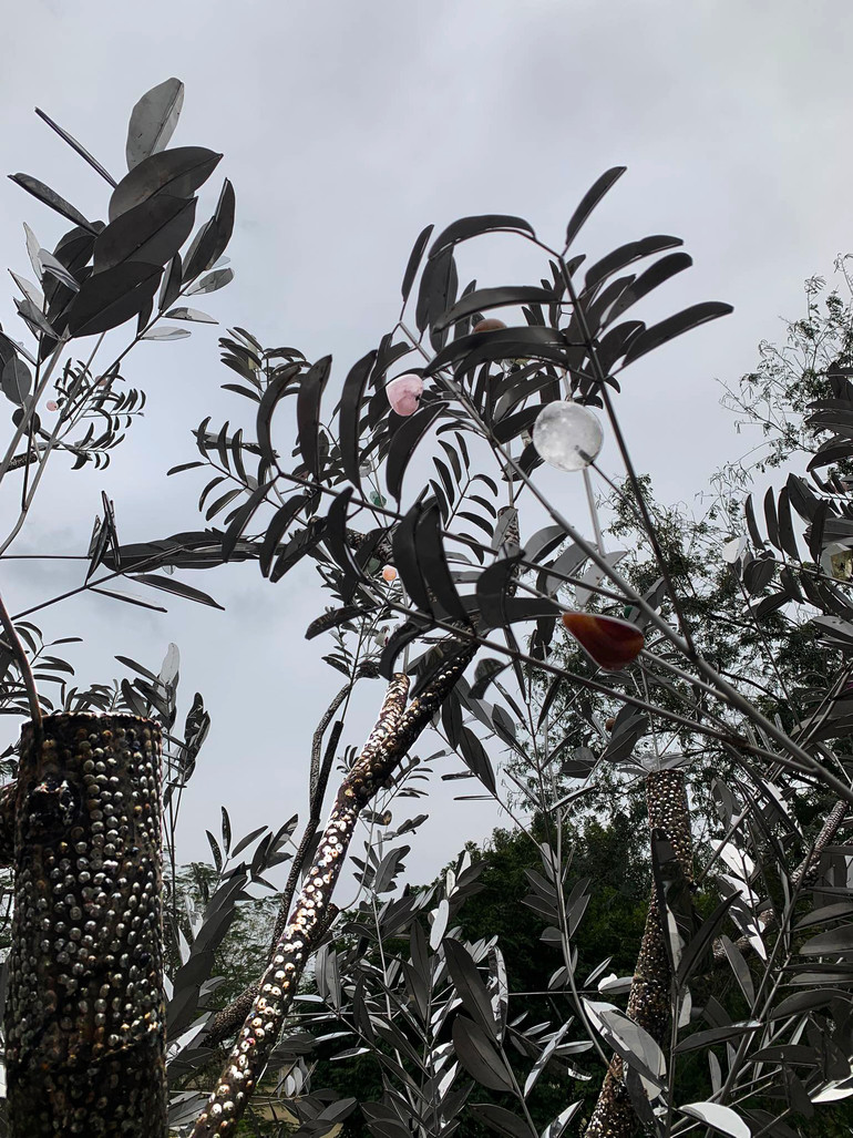 Quả thạch anh được gắn trên cây.