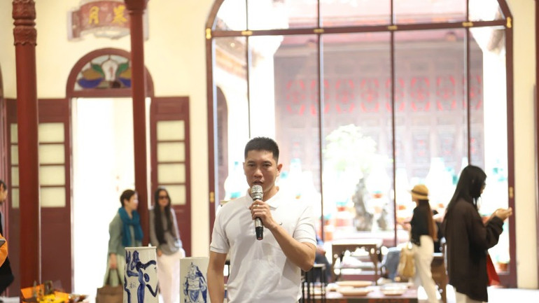 Con trai nhà văn Nguyễn Huy Thiệp chia sẻ tại triển lãm Con trai nhà văn Nguyễn Huy Thiệp chia sẻ tại triển lãm