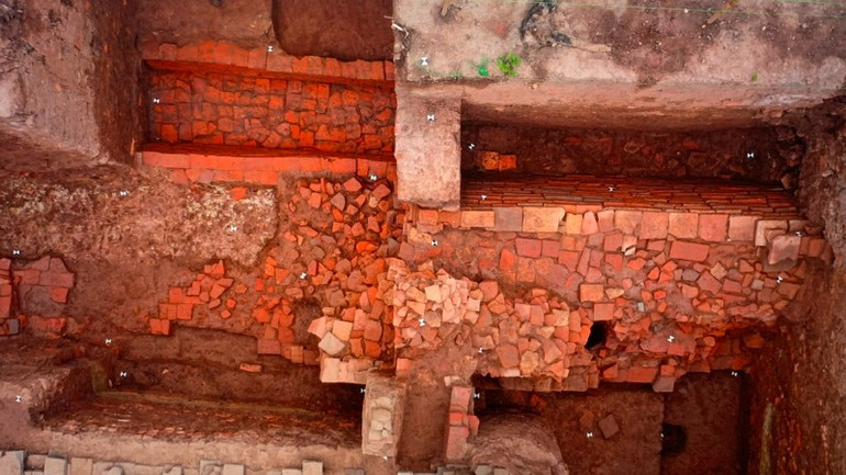 Di tích rãnh thoát nước, tường gạch thời Lục Triều (TK 4-5). Di tích rãnh thoát nước, tường gạch thời Lục Triều (TK 4-5).