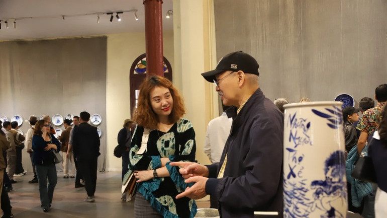 Các khách mời tham dự triển lãm chia sẻ cùng người xem. Các khách mời tham dự triển lãm chia sẻ cùng người xem.