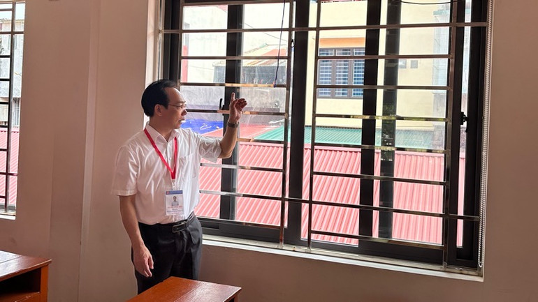 Thứ trưởng Giáo dục và Đào tạo Hoàng Minh Sơn lưu ý những vị trí cửa sổ phòng thi sát khu vực nhà dân. Thứ trưởng Giáo dục và Đào tạo Hoàng Minh Sơn lưu ý những vị trí cửa sổ phòng thi sát khu vực nhà dân.