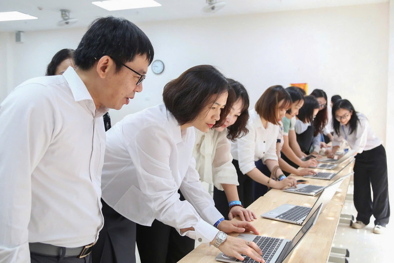Cán bộ quản lý, giáo viên trải nghiệm các ứng dụng hệ sinh thái Google for Education trong mô hình Trường học số Google.