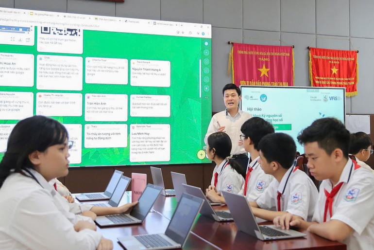 Các đại biểu dự giờ minh họa lớp học số Google do giáo viên và học sinh Trường trung học cơ sở Giảng Võ (Ba Đình, Hà Nội) thực hiện.