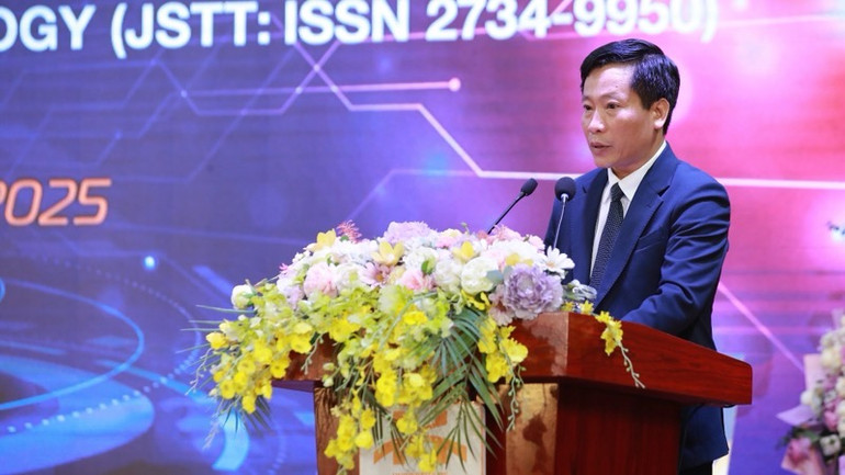 Hiệu trưởng Trường đại học Công nghệ giao thông vận tải, Phó Giáo sư, Tiến sĩ Nguyễn Hoàng Long phát biểu tại sự kiện.