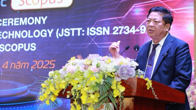 Bộ trưởng Xây dựng Trần Hồng Minh chúc mừng và biểu dương những thành tựu Trường đại học Công nghệ giao thông vận tải đạt được.