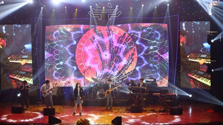 Học sinh Hà Nội thể hiện tài năng âm nhạc. (Ảnh THANH TÙNG)