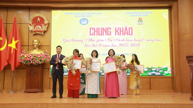 Trưởng phòng Giáo dục và Đào tạo quận Ba Đình Lê Đức Thuận trao giải Nhất cho các nhà giáo.