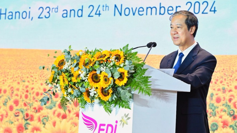 Bộ trưởng nhấn mạnh: "Một cộng đồng những người hạnh phúc chỉ có thể được tạo ra bởi một nền giáo dục hạnh phúc". Bộ trưởng nhấn mạnh: "Một cộng đồng những người hạnh phúc chỉ có thể được tạo ra bởi một nền giáo dục hạnh phúc".