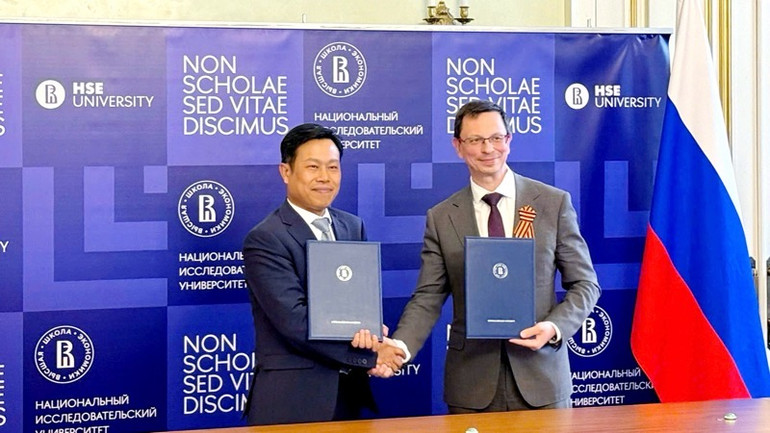 Giám đốc Đại học Quốc gia Hà Nội Lê Quân và Hiệu trưởng Đại học nghiên cứu quốc gia (Trường kinh tế cao cấp) Nikita Yuryevich Anisimov trao thỏa thuận hợp tác. (Ảnh: VNU)