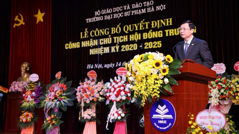 PGS, TS Nguyễn Văn Hiền phát biểu nhận nhiệm vụ mới. (Thanh Tùng)