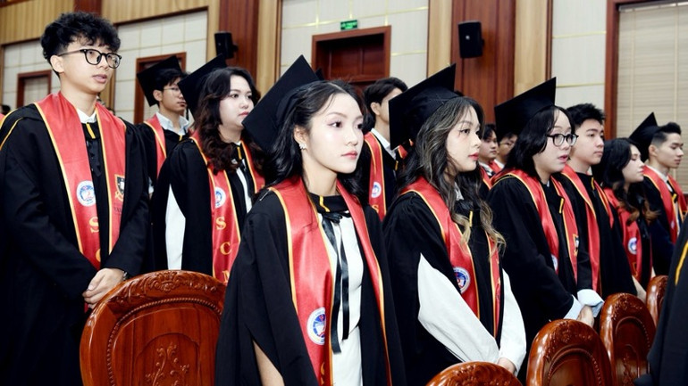 Các tân cử nhân trong lễ trao bằng. Các tân cử nhân trong lễ trao bằng.