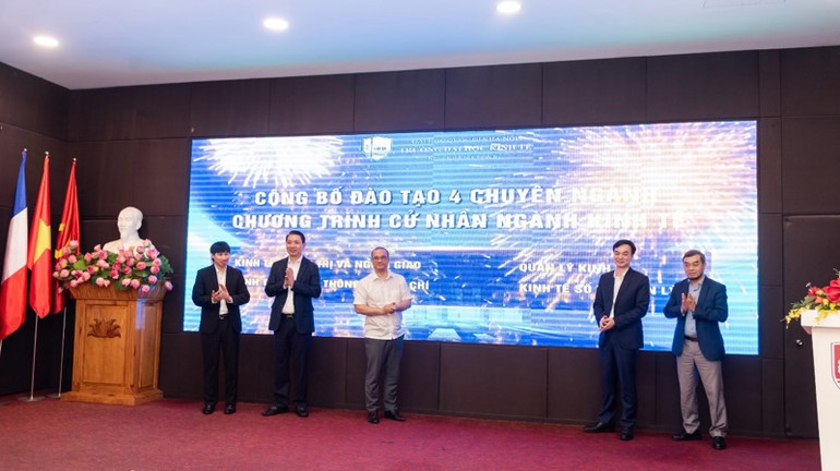 Các đại biểu chính thức bấm nút công bố đào tạo 4 chuyên ngành chương trình cử nhân ngành Kinh tế.