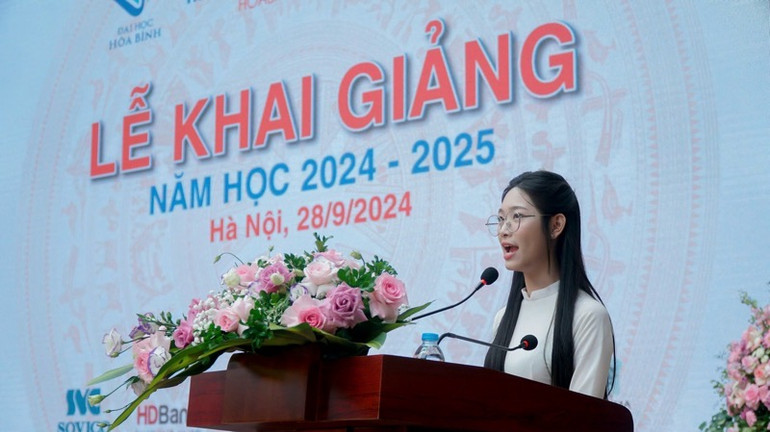 Em Nguyễn Thu Hằng, đại diện tân sinh viên khoá 17 phát biểu. Em Nguyễn Thu Hằng, đại diện tân sinh viên khoá 17 phát biểu.