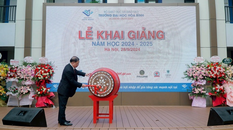 Hiệu trưởng Trường đại học Hòa Bình Phó Giáo sư, Tiến sĩ Tô Ngọc Hưng đánh trống khai giảng năm học mới. Hiệu trưởng Trường đại học Hòa Bình Phó Giáo sư, Tiến sĩ Tô Ngọc Hưng đánh trống khai giảng năm học mới.