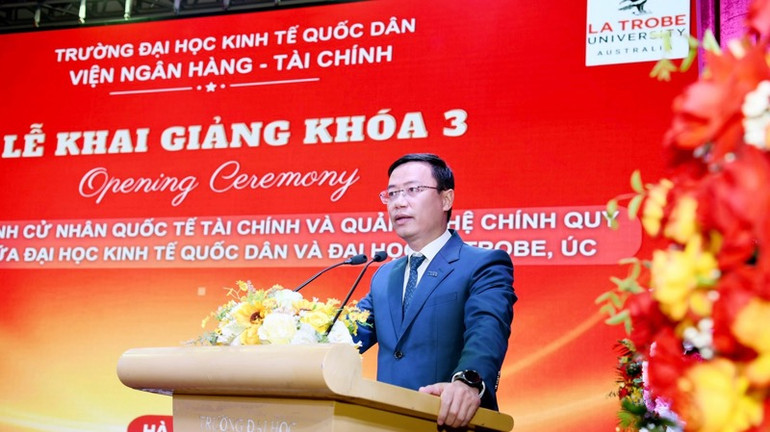Bí thư Đảng ủy, Chủ tịch Hội đồng Trường đại học Kinh tế Quốc dân, Phó Giáo sư, Tiến sỹ Bùi Đức Thọ phát biểu tại buổi lễ.