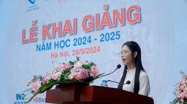 Em Nguyễn Thu Hằng, đại diện tân sinh viên khoá 17 phát biểu.