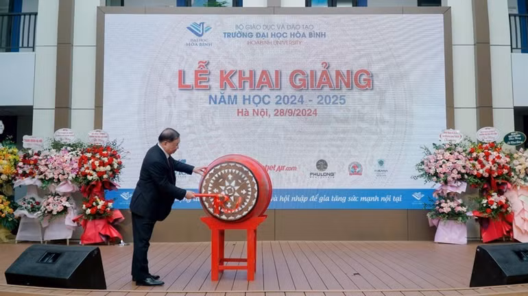 Hiệu trưởng Trường đại học Hòa Bình Phó Giáo sư, Tiến sĩ Tô Ngọc Hưng đánh trống khai giảng năm học mới.