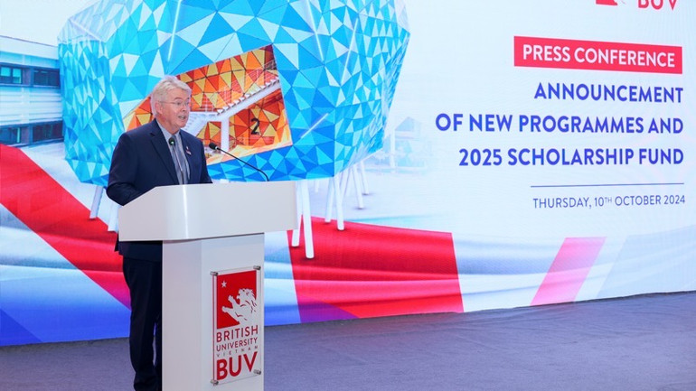 Hiệu trưởng trường Đại học Anh quốc Việt Nam, Giáo sư, tiến sĩ Raymond Gordon chia sẻ. Hiệu trưởng trường Đại học Anh quốc Việt Nam, Giáo sư, tiến sĩ Raymond Gordon chia sẻ.