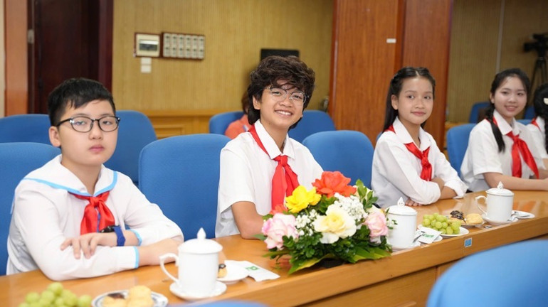 Cao Phú Quý (thứ 2 từ trái sang) cùng các đại biểu thiếu nhi tiêu biểu.