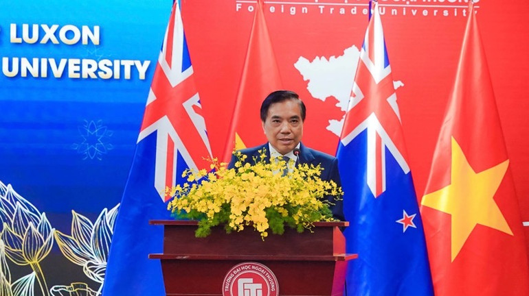 Hiệu trưởng Trường đại học Ngoại thương Bùi Anh Tuấn phát biểu tại chương trình.