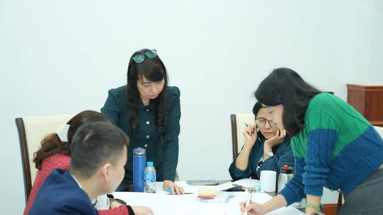 Các chuyên gia, nhà khoa học thảo luận về những nguyên nhân gây ra áp lực của học sinh. Các chuyên gia, nhà khoa học thảo luận về những nguyên nhân gây ra áp lực của học sinh.